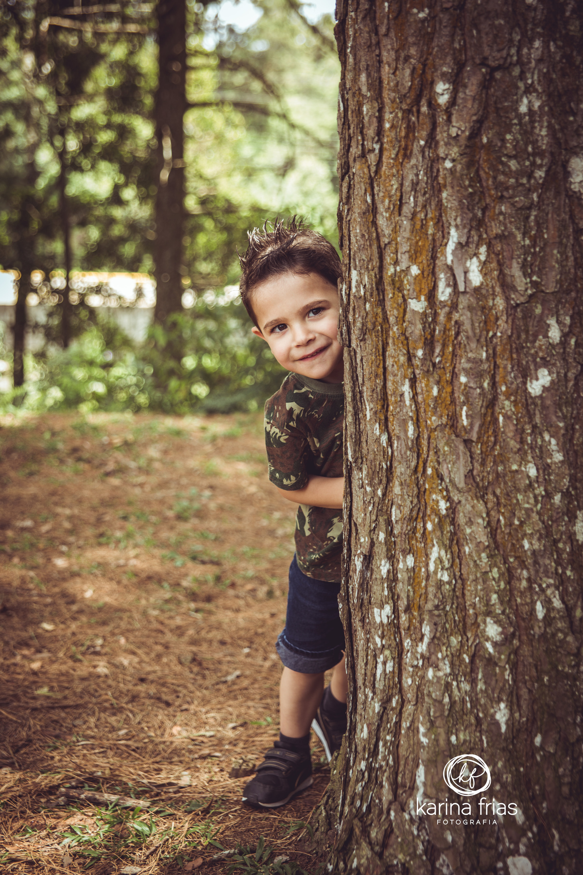 A CRIANÇA ESPIA ATRAS DA ARVORE EM ENSAIO DE FAMILIA