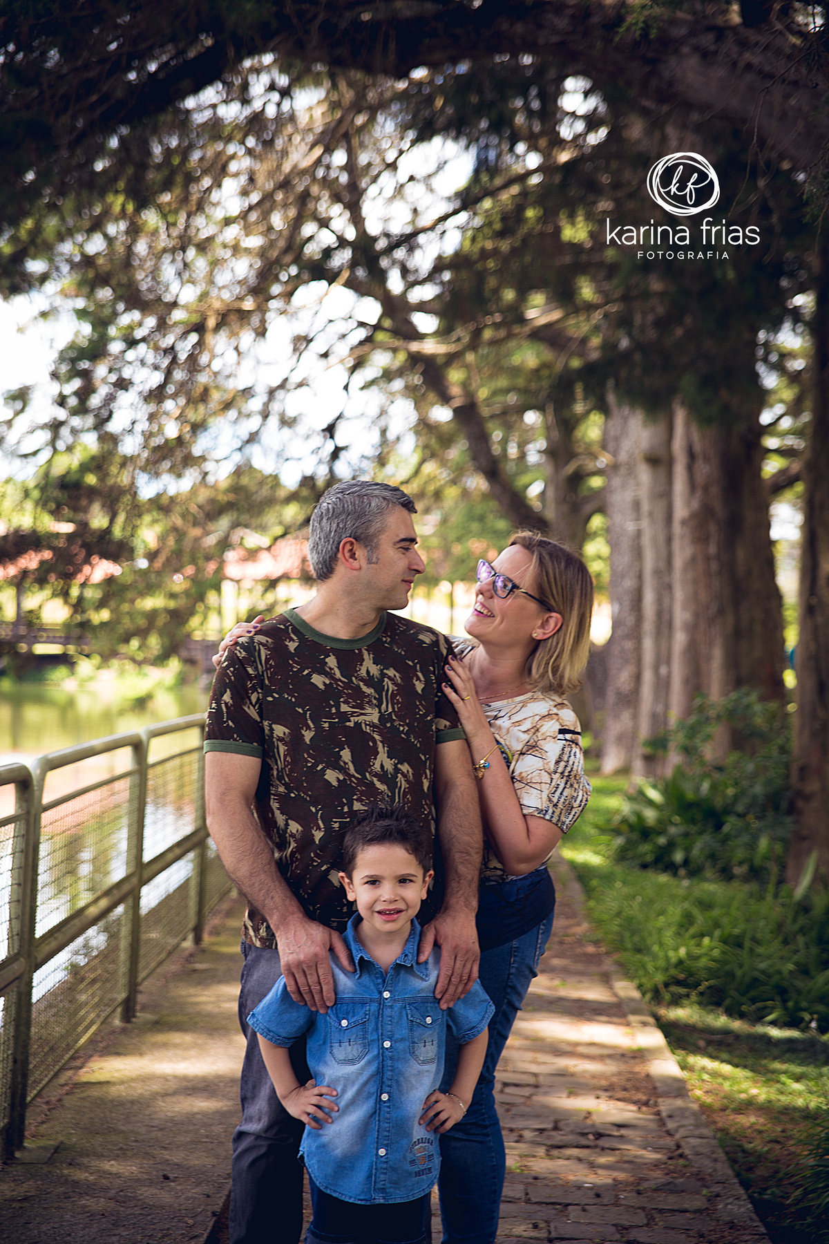 A FAMILIA ESTA DESCONTRAIDA ENQUANTO A FOTOGRAFA DE FAMILIA, KARINA FRIAS, CLICA