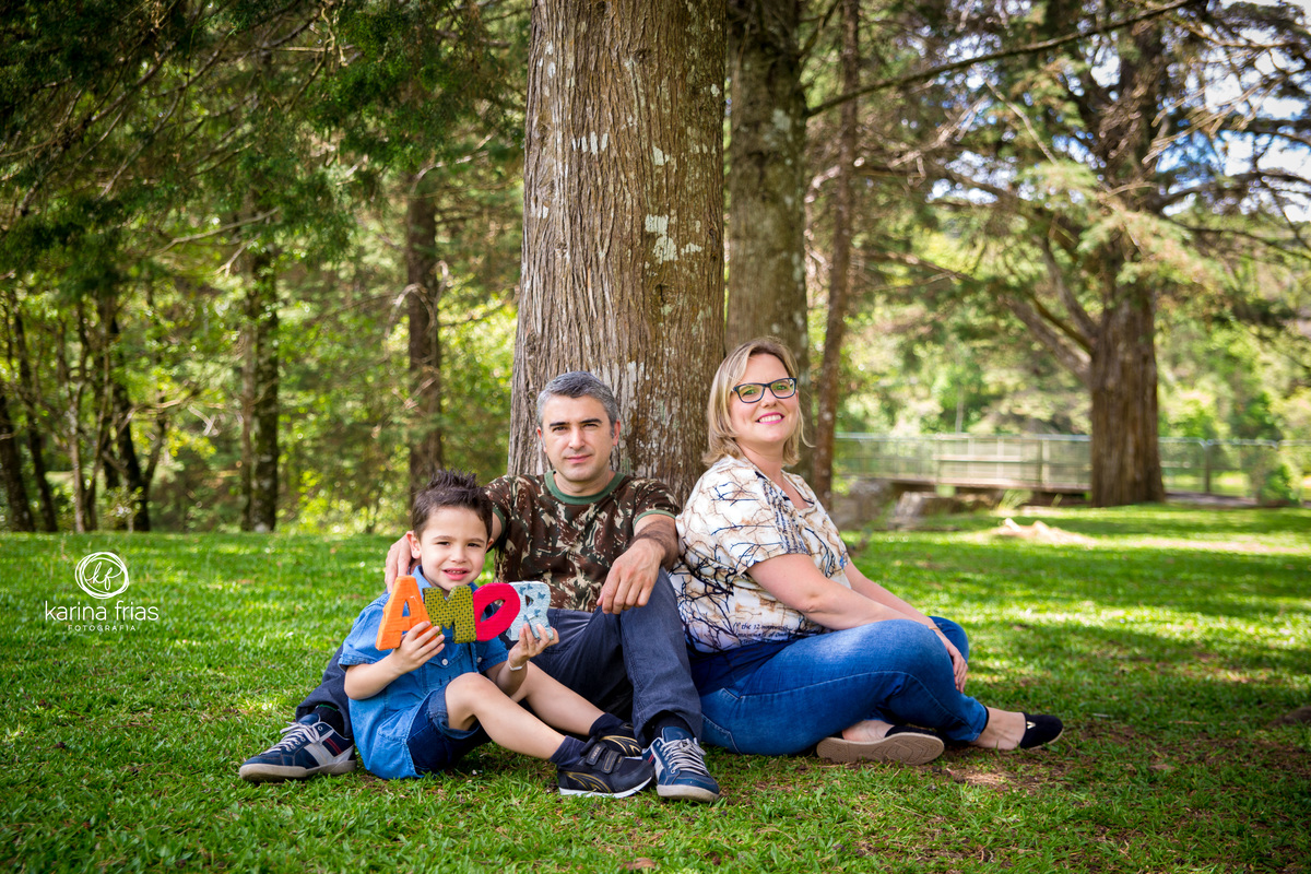 a familia senta para posar para o ensaio de familia