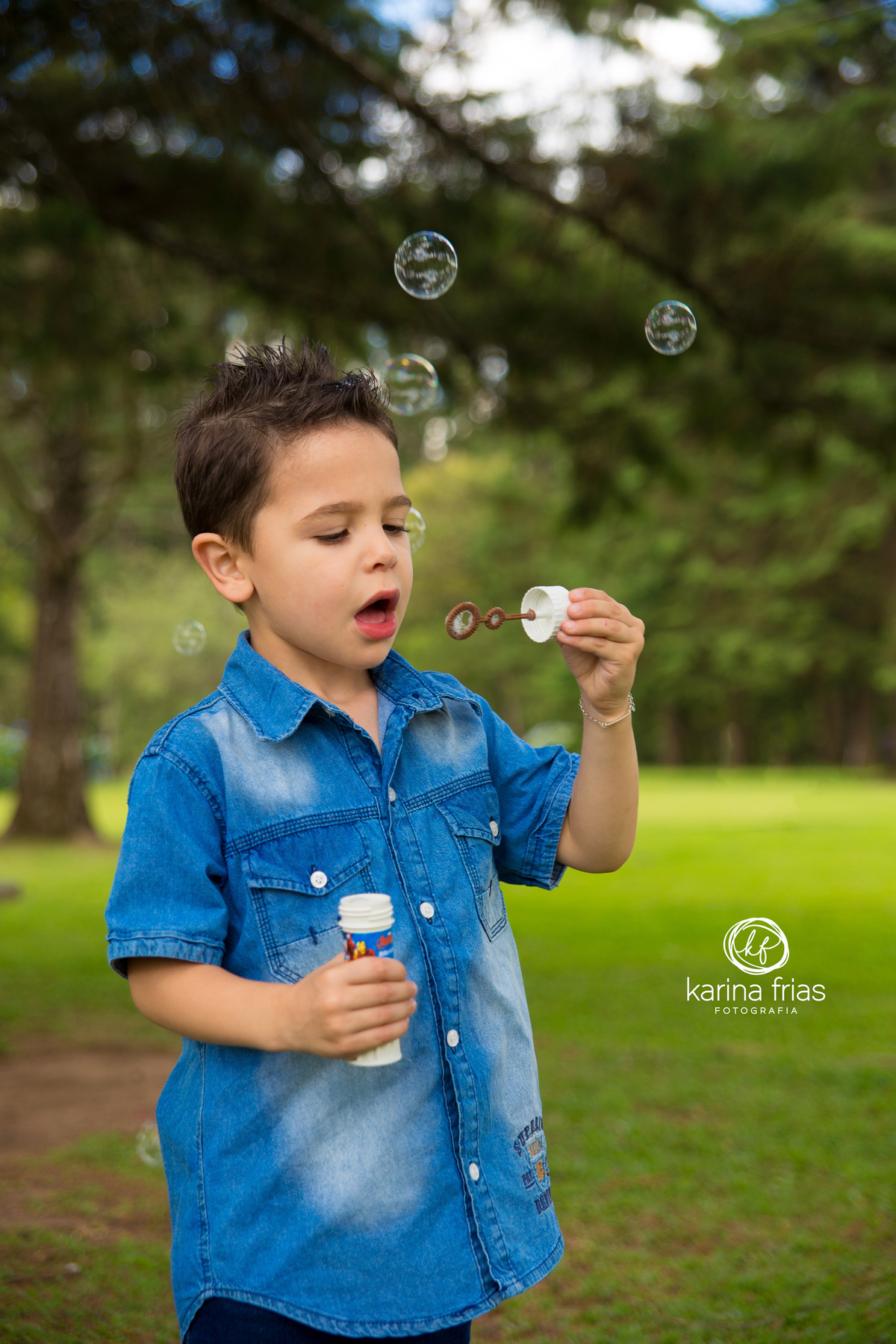 o filho assopra bolhas para o ensaio de familia