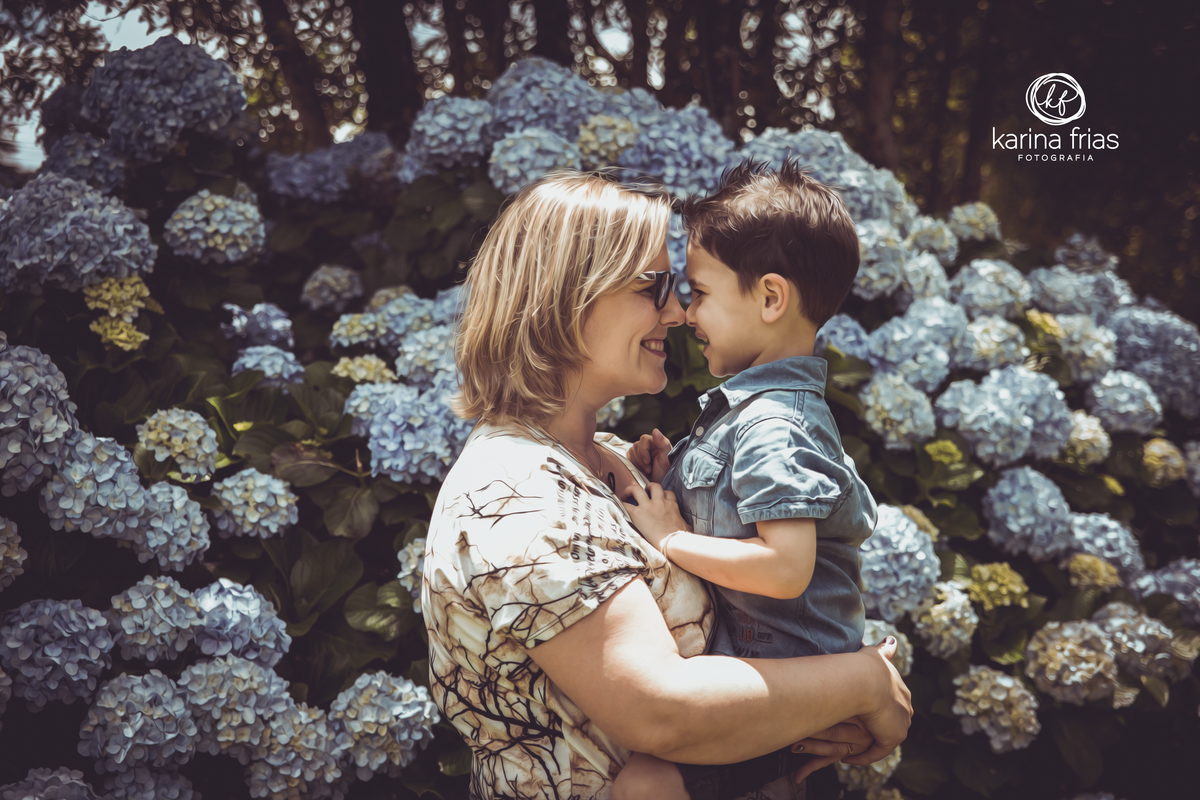 A MAE E O FILHO FAZEM NARIZINHO ENQUANTO A FOTOGRAFA DE FAMILIA REGISTRA O MOMENTO