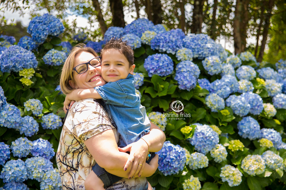 a mae abraça o filho para o ensaio externo de familia