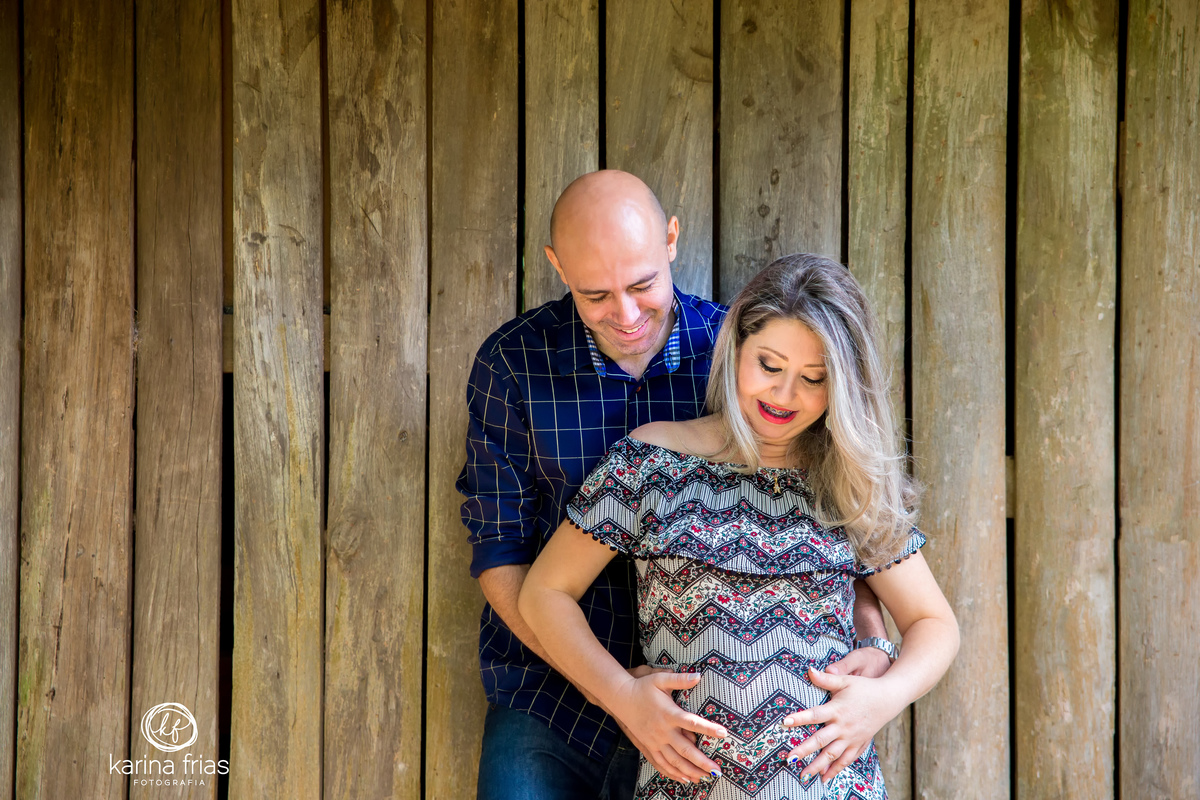 os pais olham a barriga em ensaio externo