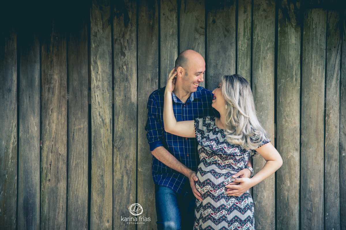 os pais se olham em ensaio externo de gestante