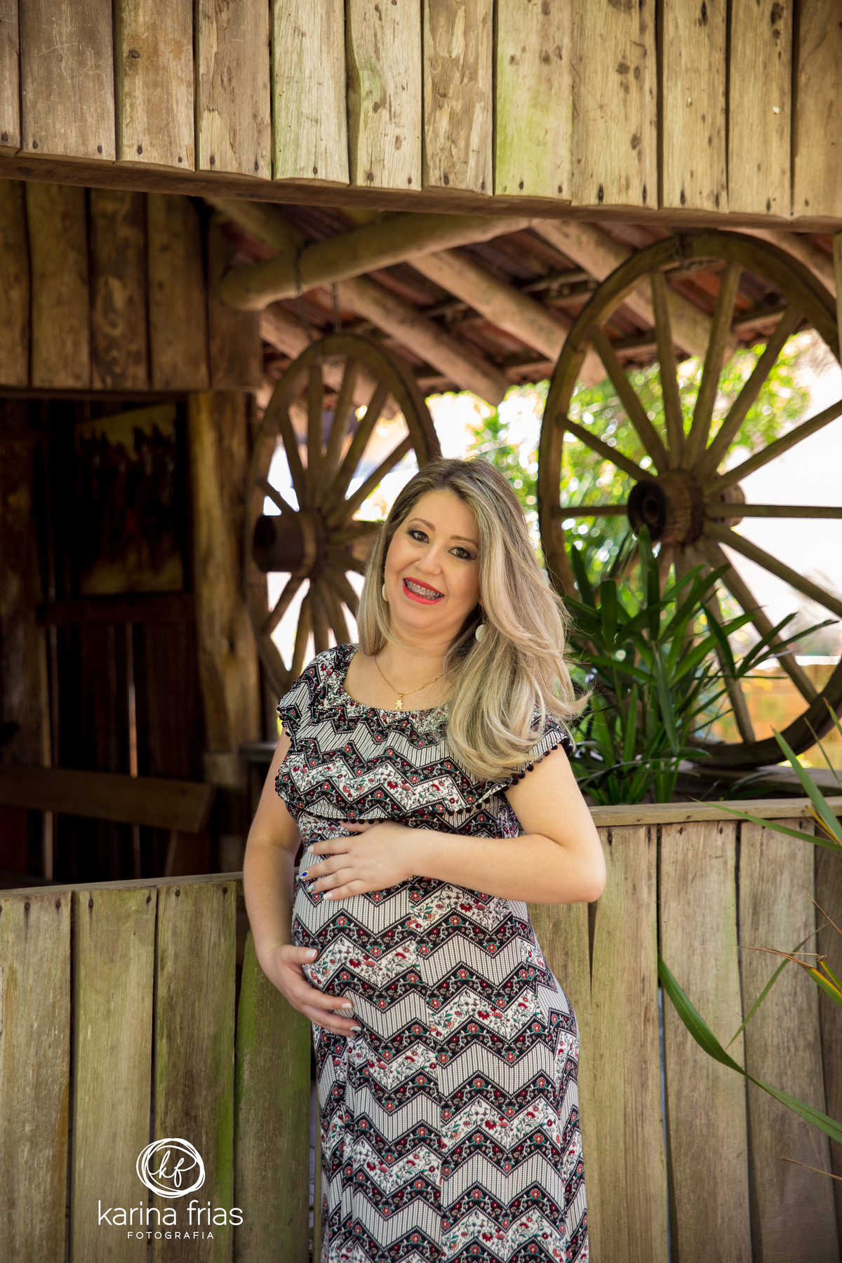 a gestante olha atenta para a fotografa de gestantes de caxias do sul-rs, karina frias