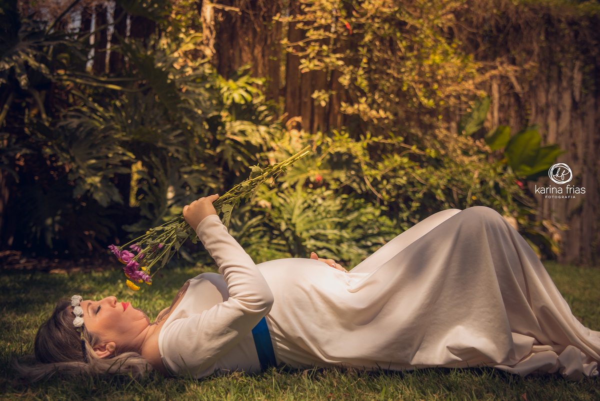 a gestante cheira a flor em suas fotos