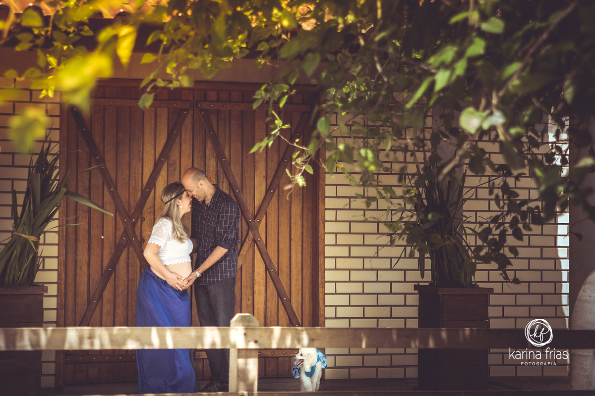 os pais em momento intimo enquanto a fotografa de familia, karina frias registra o momento