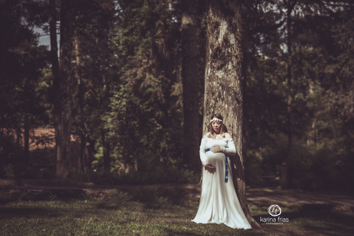 NO ENSAIO EXTERNO DE GESTANTE A MODELO FICA ENTRE AS ARVORES