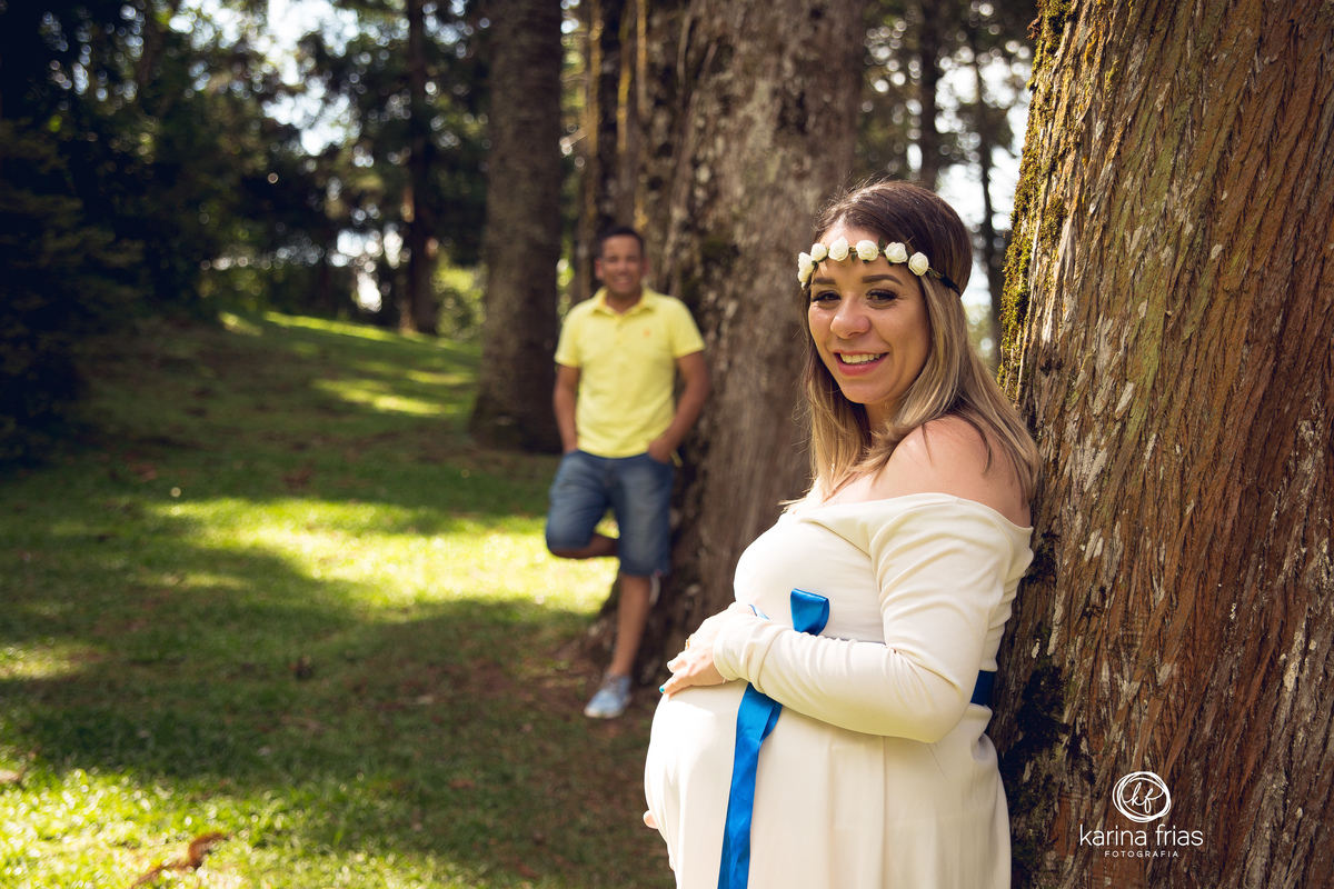 O PAI AO FUNDO PROTEGE A GESTANTE EM SEU ENSAIO