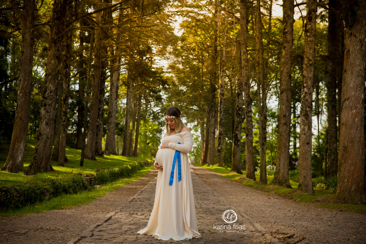 A MODELO POSA PARA A FOTOGRAFA DE GESTANTE, KARINA FRIAS DE CAXIAS DO SUL-RS