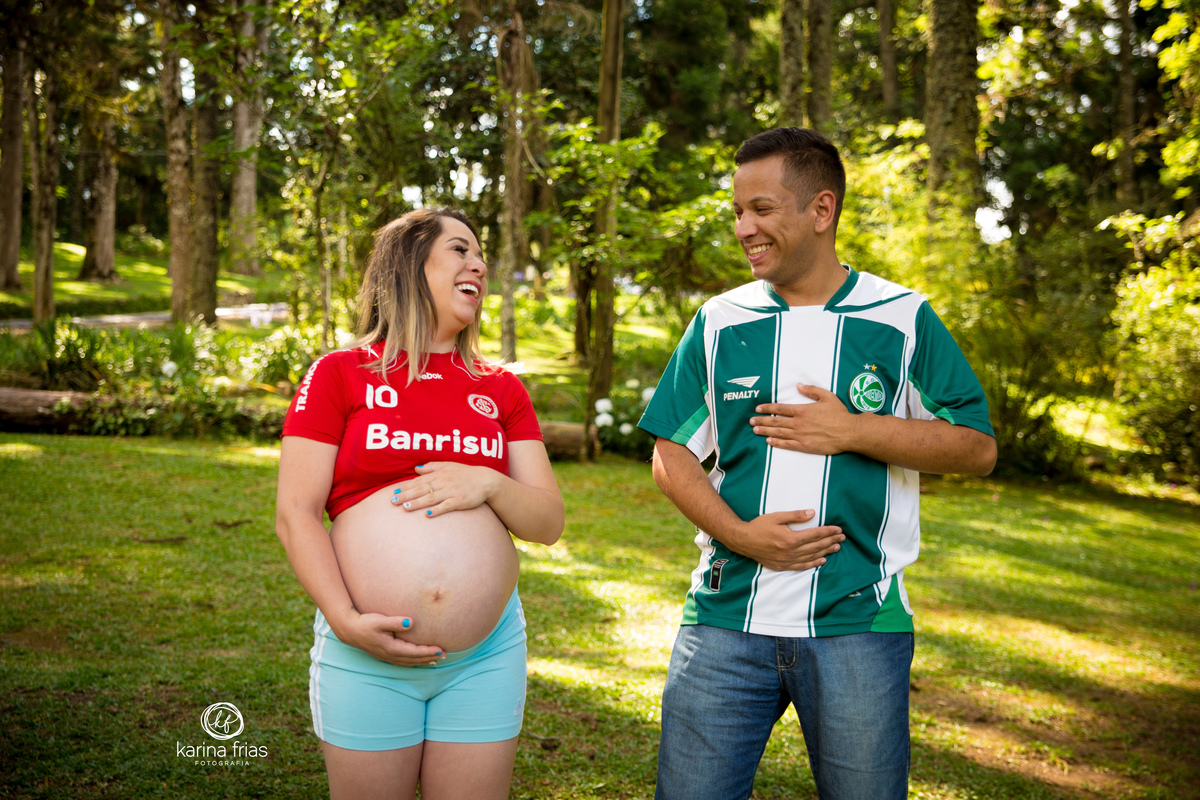 OS PAIS IMITAM A BARRIGA COM CAMISAS DE TIME EM ENSAIO EXTERNO DE GESTANTE