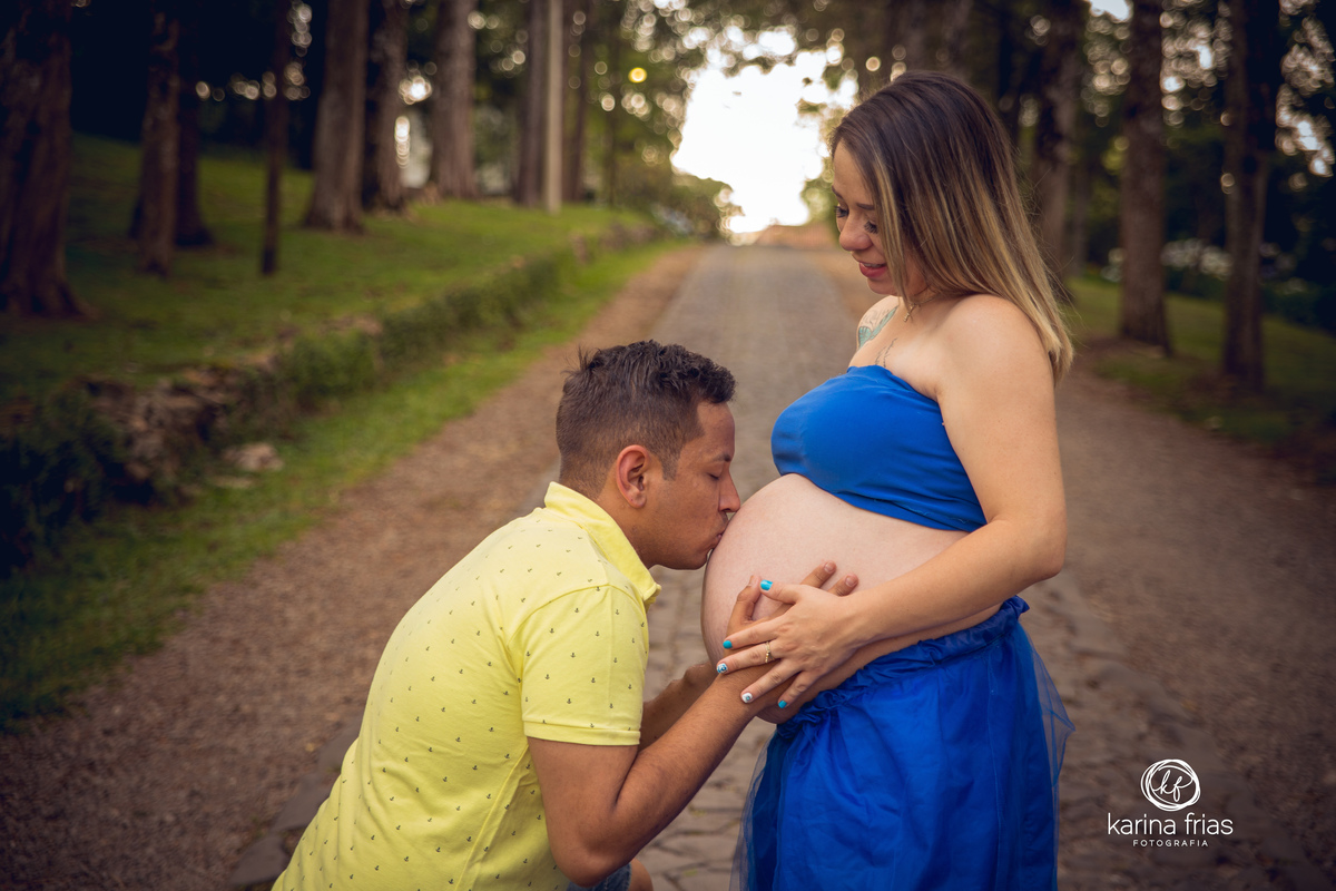 O PAI BEIJA A BARRIGA NO ENSAIO DE GESTANTE EXTERNO
