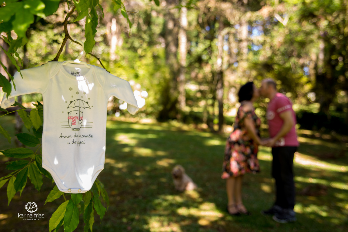 no ensaio de gestante penduramos a roupinha do bebe