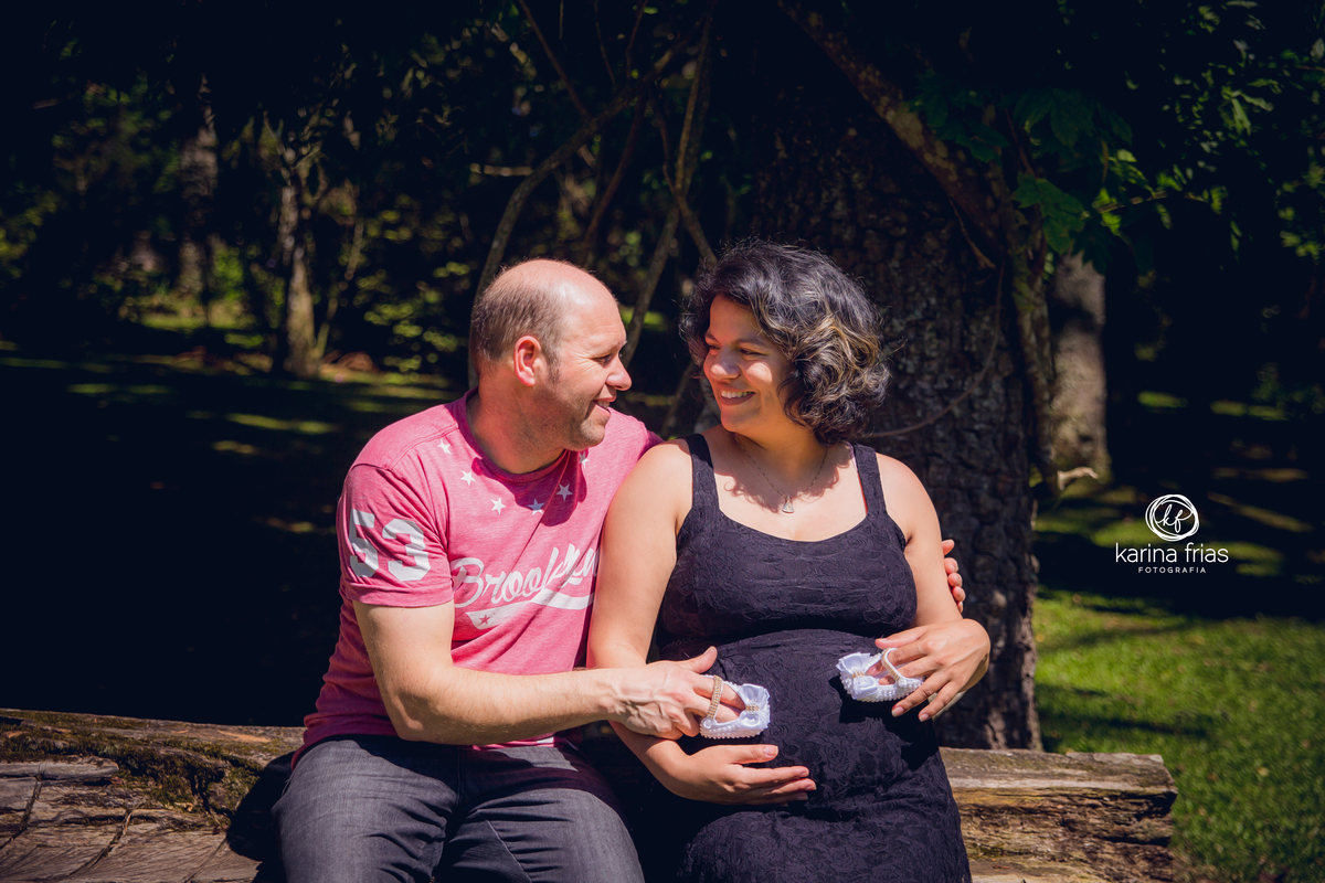 os pais se olham para as fotos de gestante