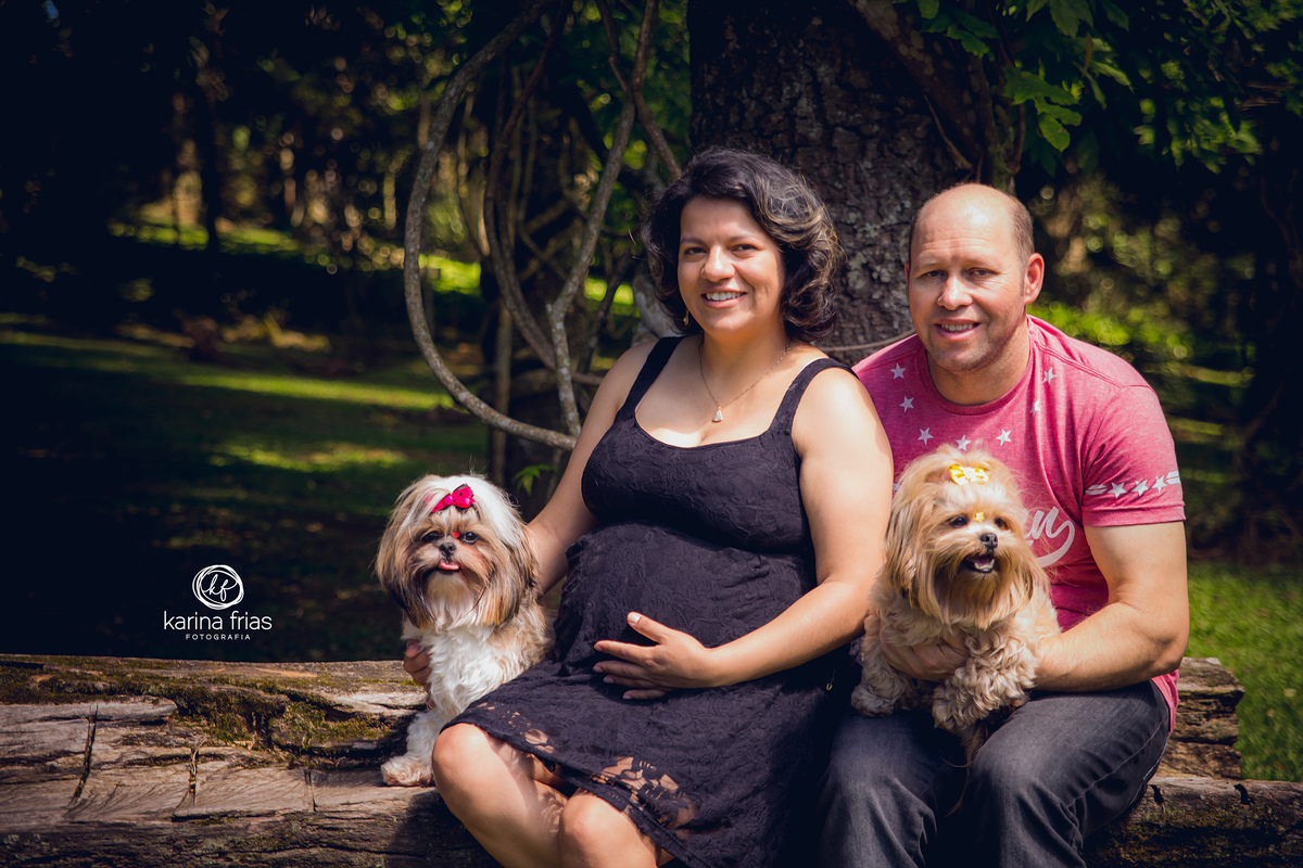 os pais posam com os pets para o book de gestante externo