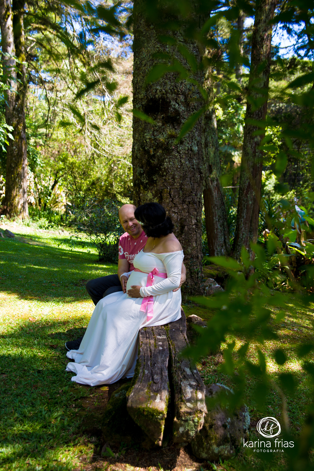 no ensaio externo de gestante a fotografa registra momentos dos pais
