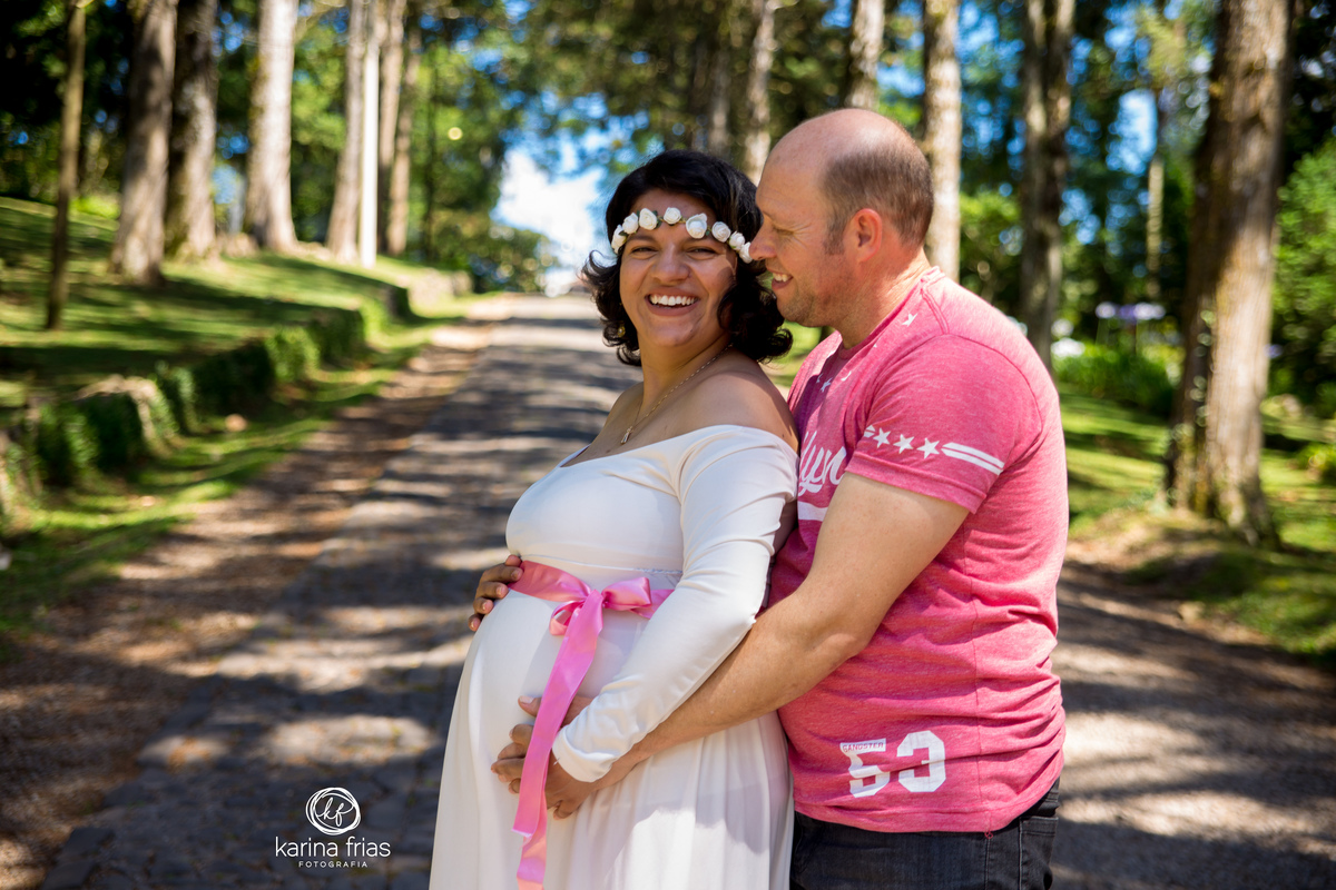 os pais ficam descontraidos para as fotos externas de gestante
