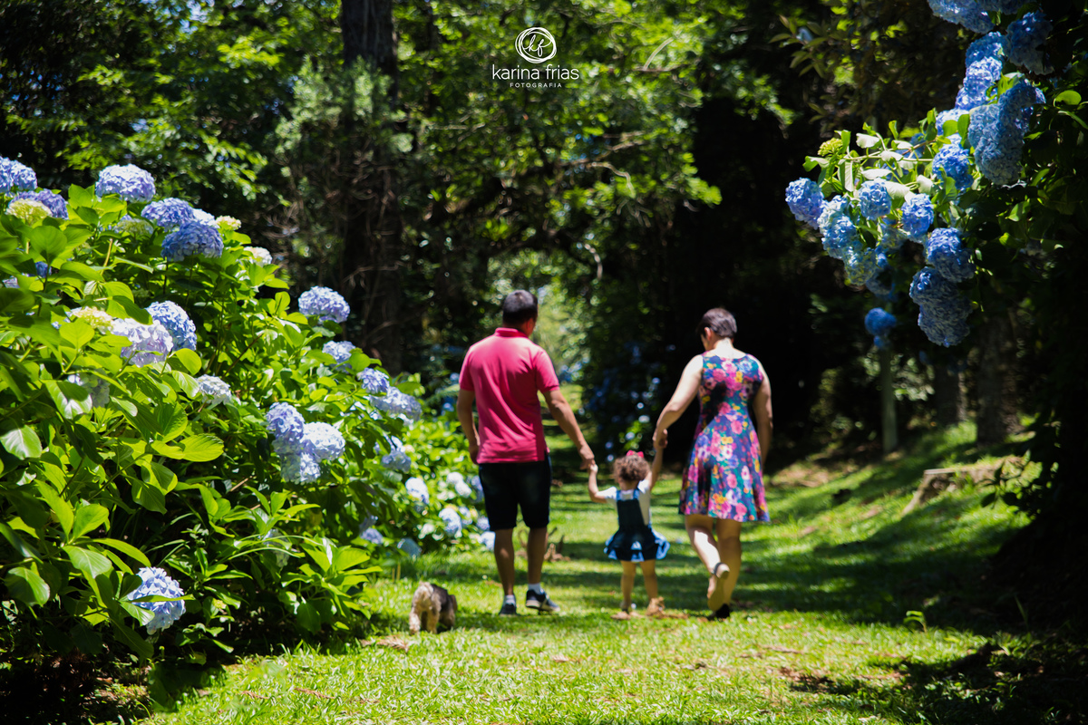 a familia caminha na natureza em seu ensaio