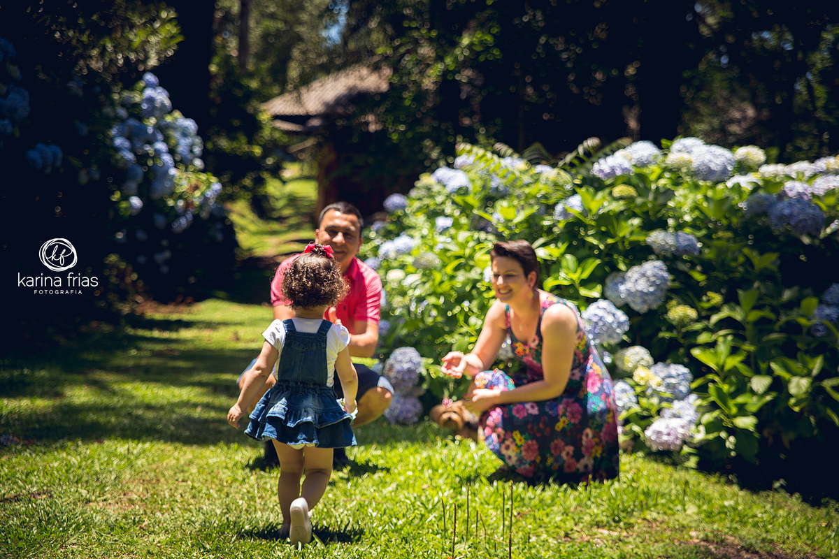 a criança corre até os pais em foto de familia