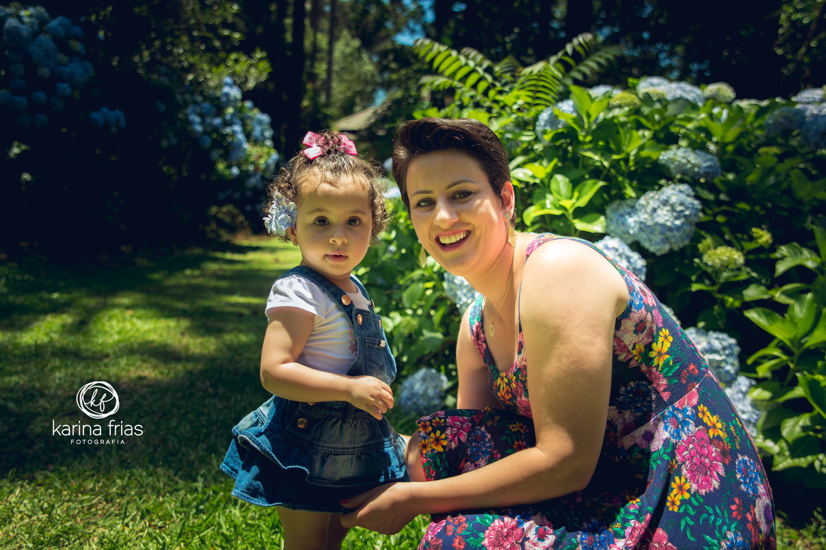 no ensaio familia a criança esta ao lado da mae
