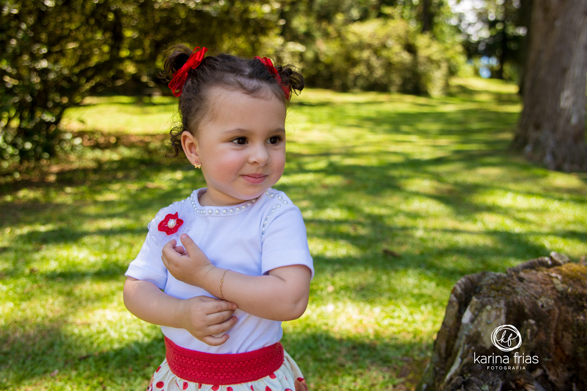 a criança sorri nas fotos de familia