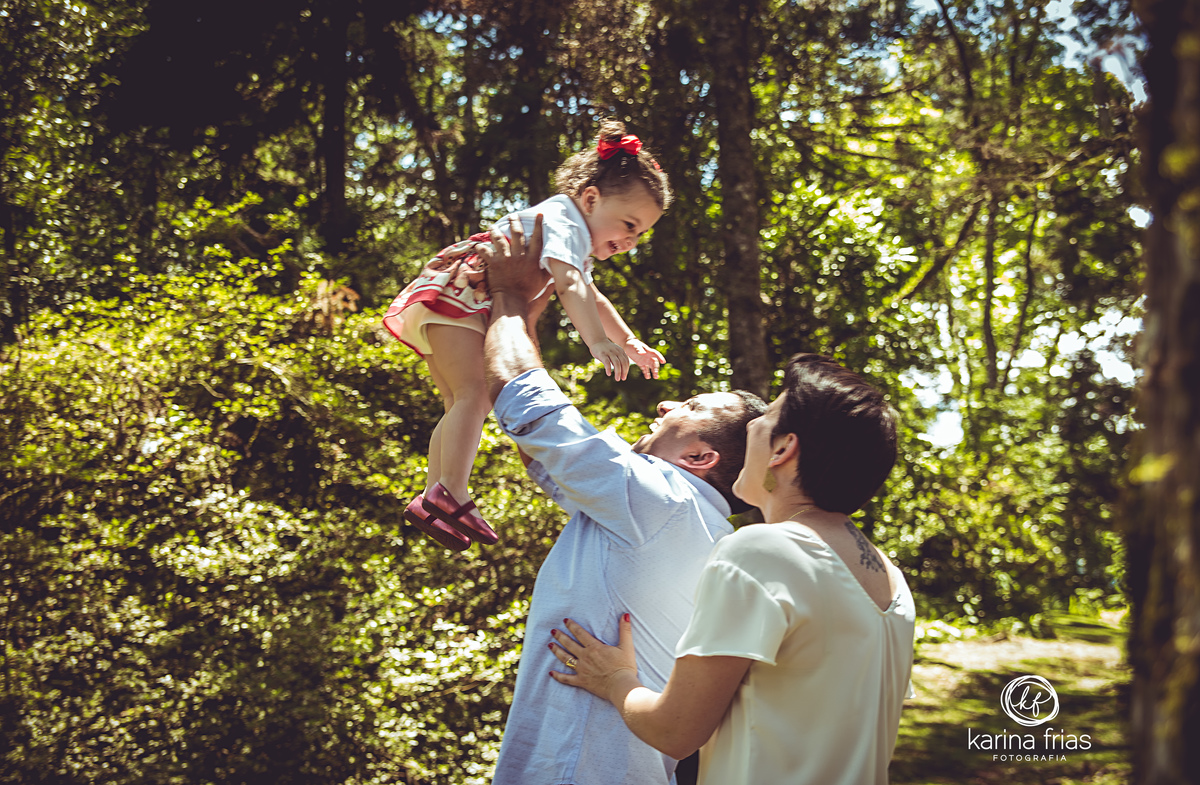 o pai joga a criança para o alto no ensaio de familia
