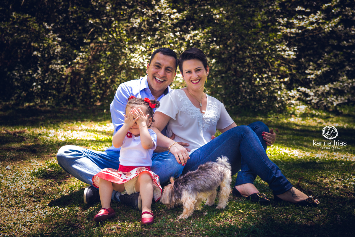 a criança se esconde para as fotos de familia