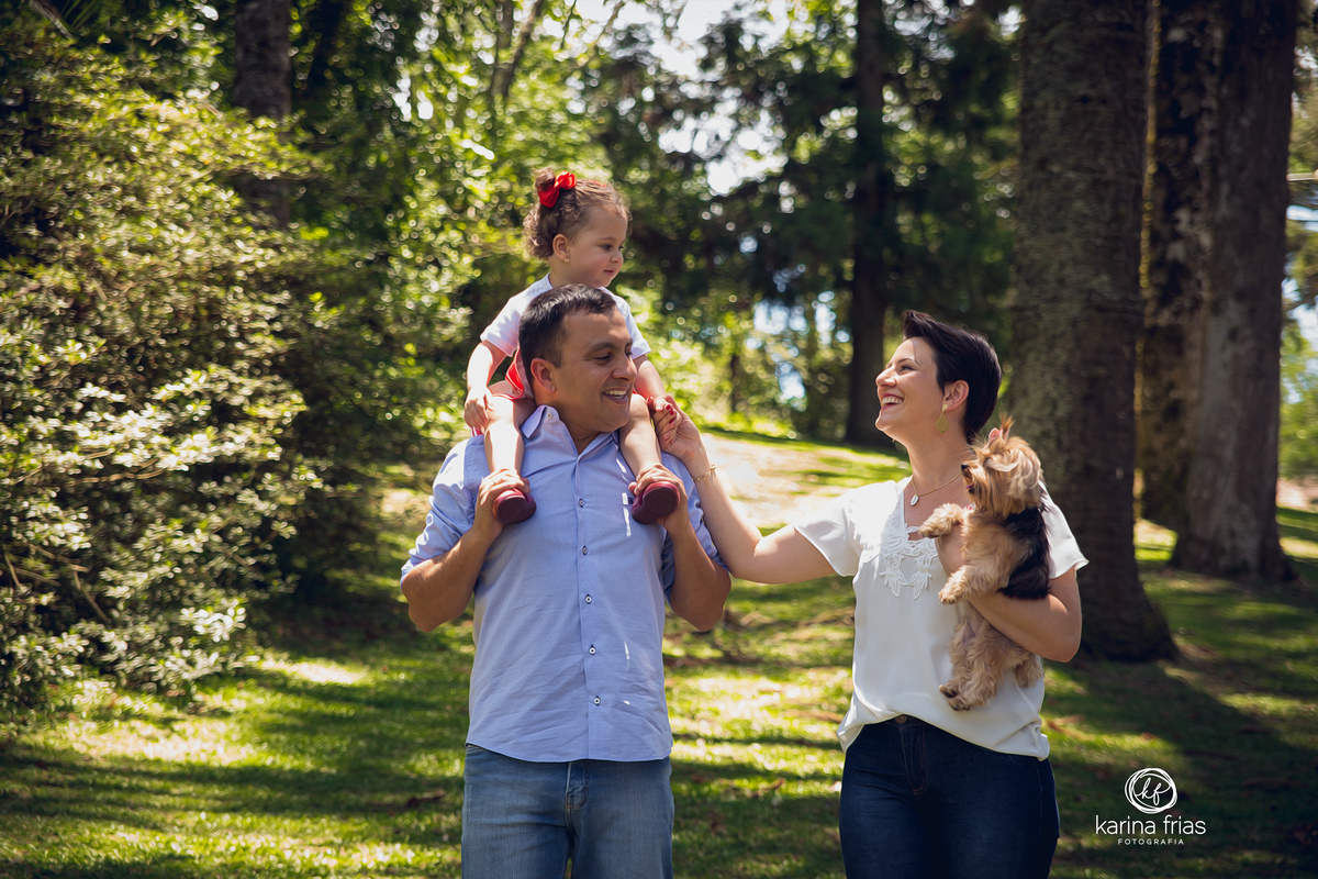os pais passeam no ensaio de familia