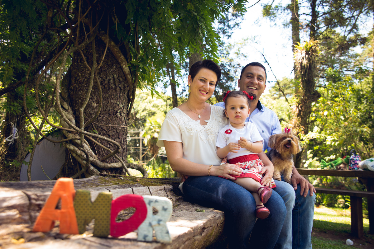 o ensaio de familia utiliza letreiros com a palavra amor