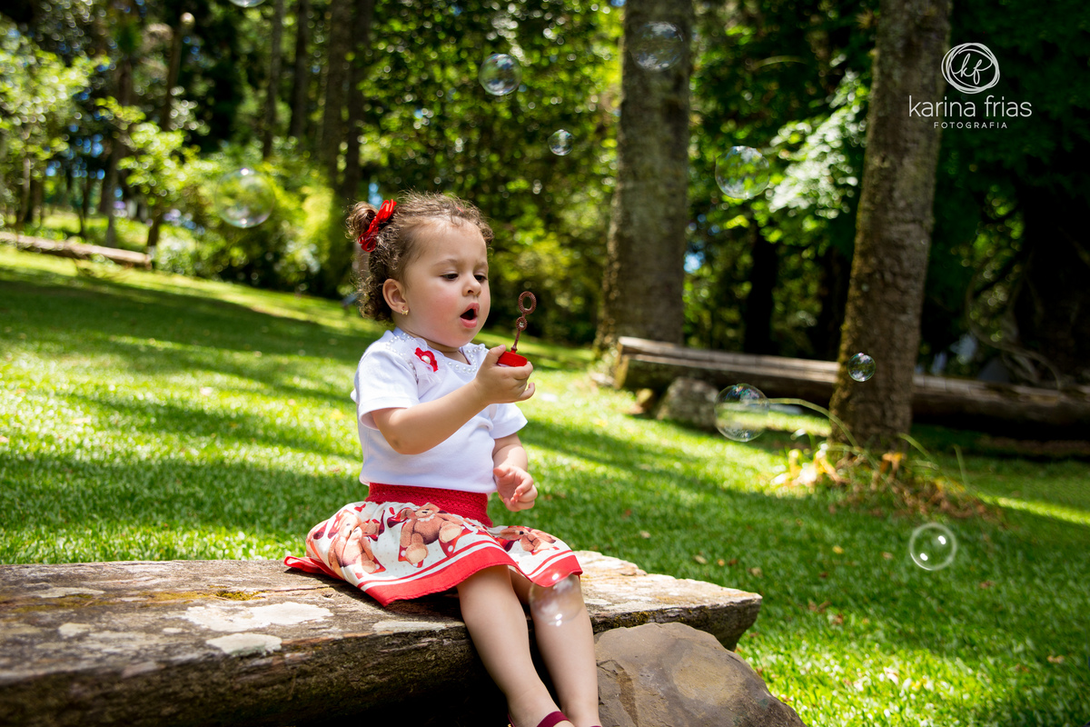 a criança assopra as bolhas para o ensaio
