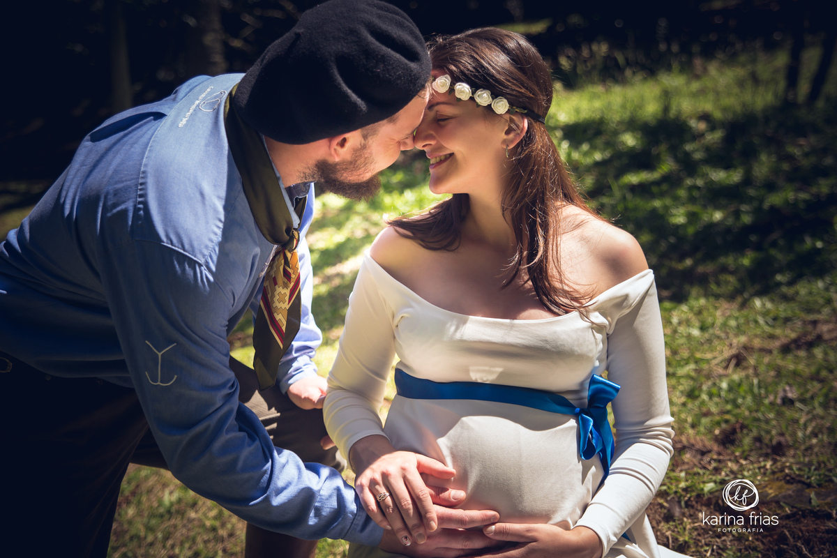 O MARIDO FAZ CARINHO NA ESPOSA NO ENSAIO GESTANTE