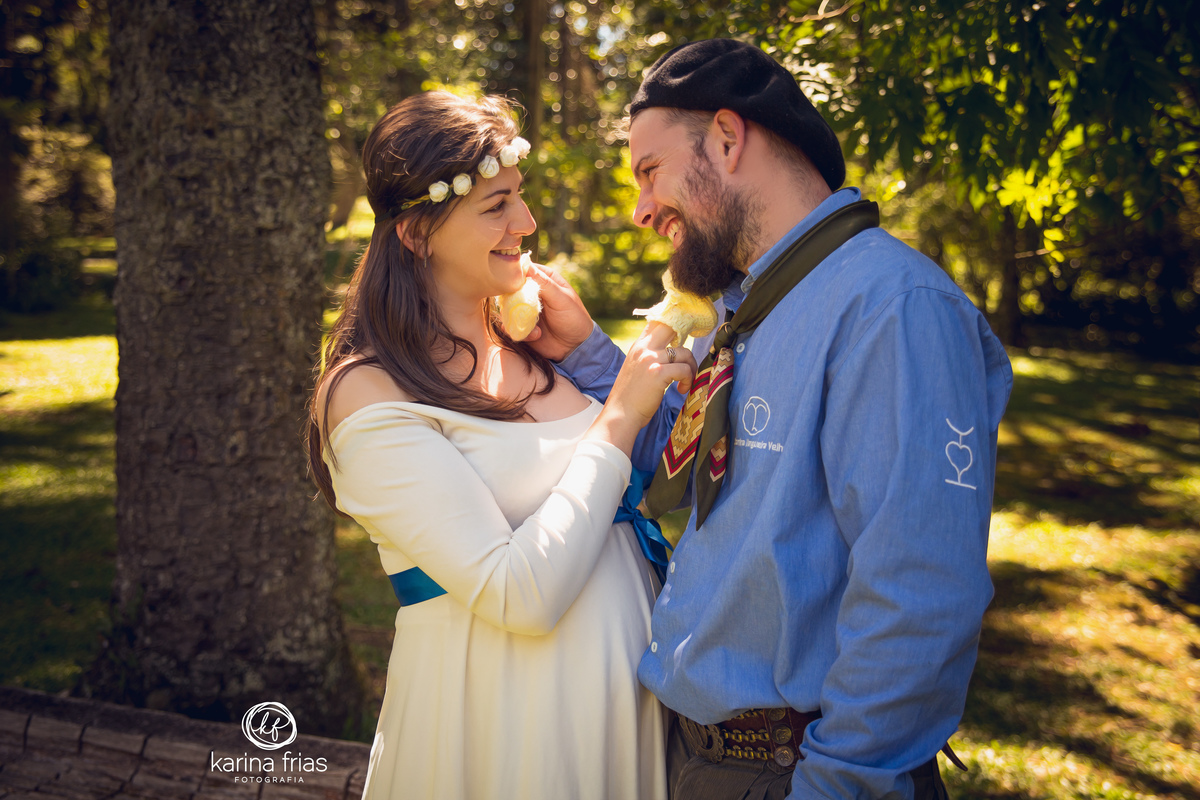 no ensaio de gestante os clientes fazem carinho um no outro