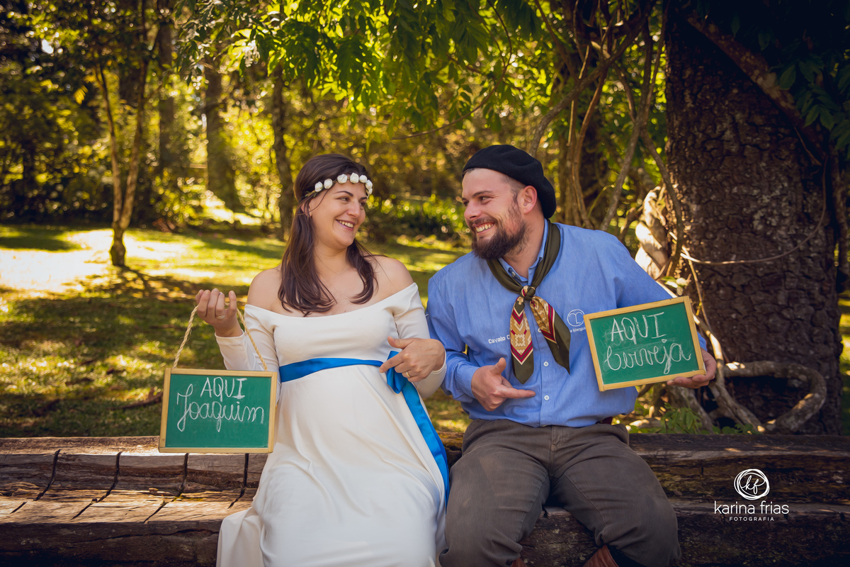 quadrinhos sao usados como acessorios no book de gestante