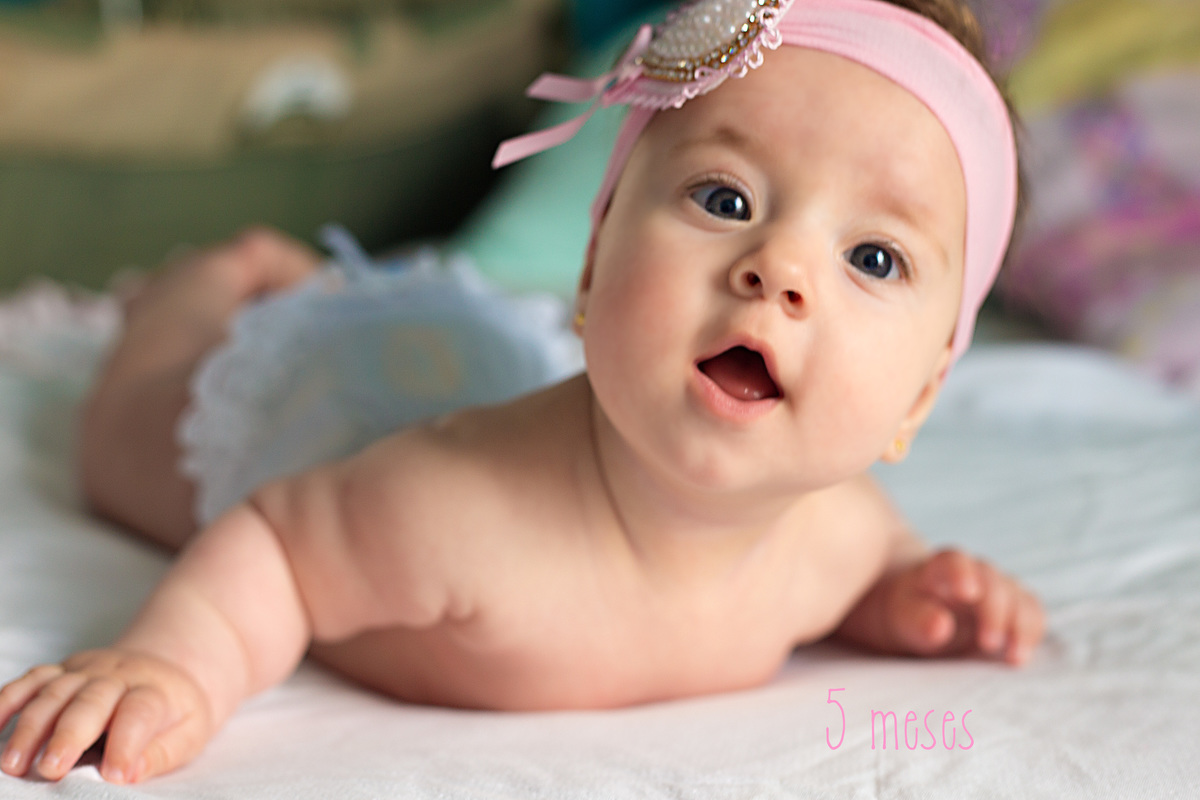 a bebe tenta se levantar em ensaio infantil