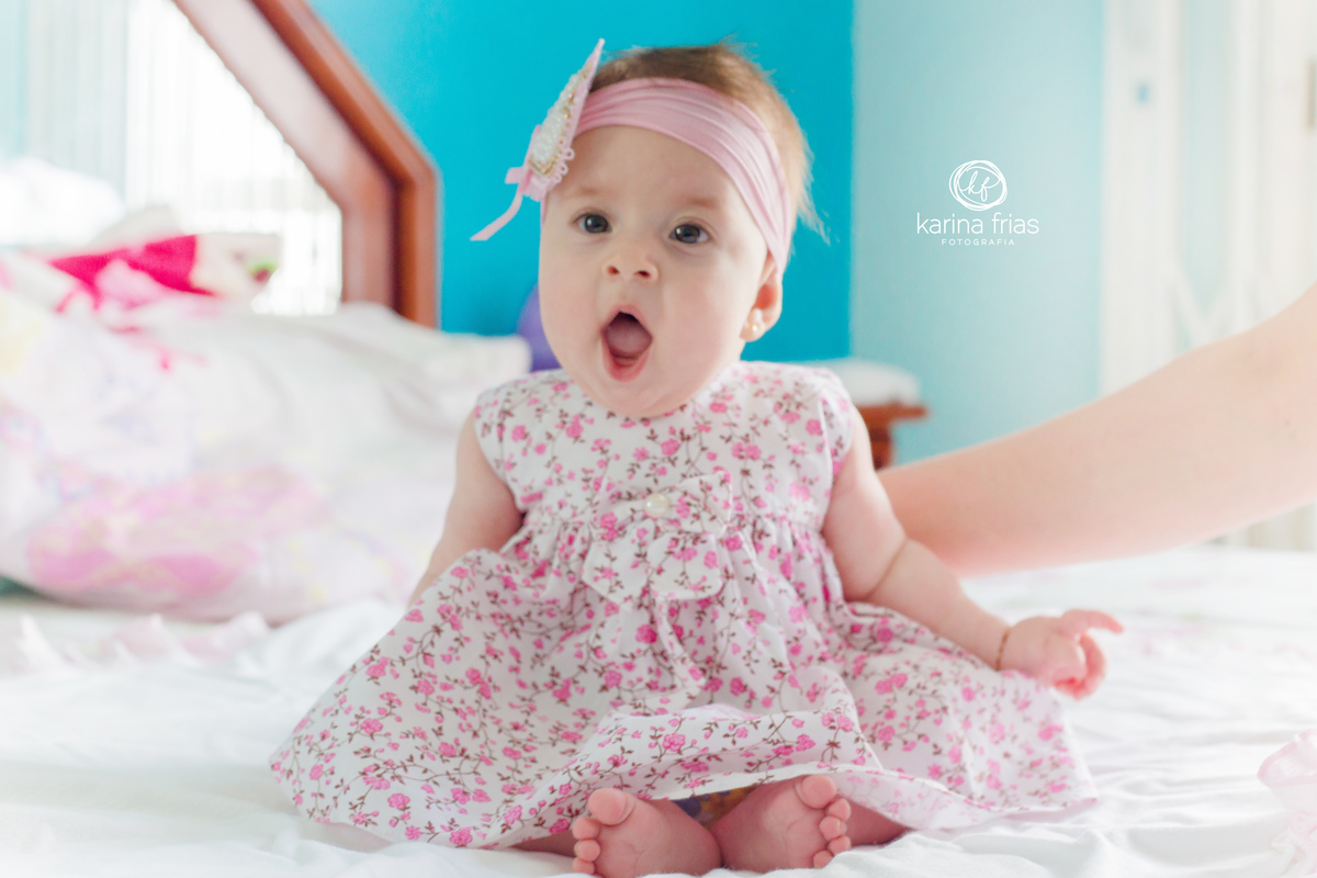 no ensaio na casa d cliente, a bebe fica sentadinha