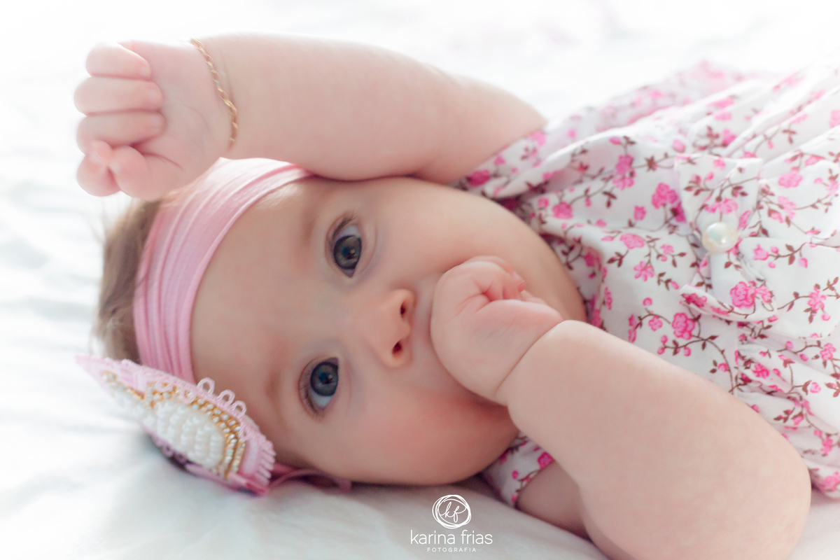 a bebe poe a mão na boca e o ensaio foi realizado na casa dela.