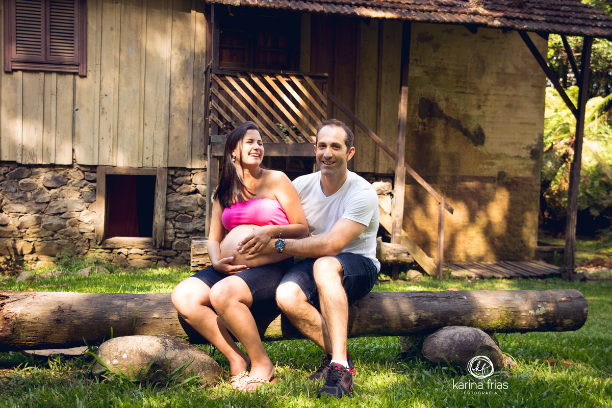 os pais sorriem para as fotos de gestante