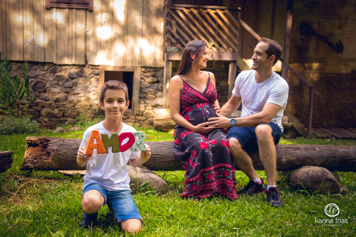 no ensaio gestante utilizamos acessorios como letreiros
