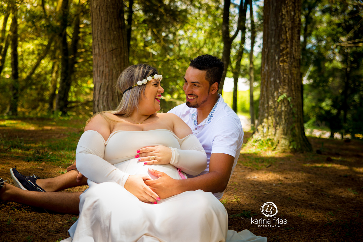 os pais sorriem para a fotografa de familia, karina frias de caixas do sul-rs