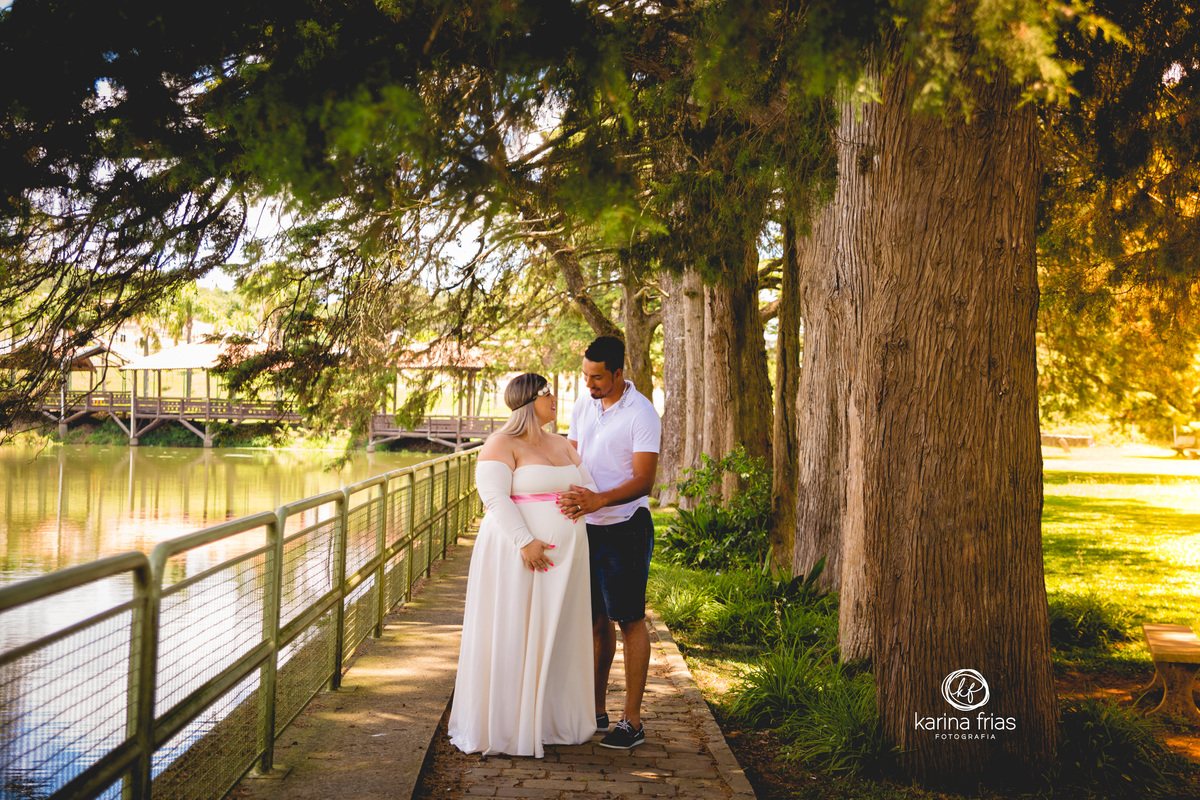 os pais se olham para as fotos do book de gestante