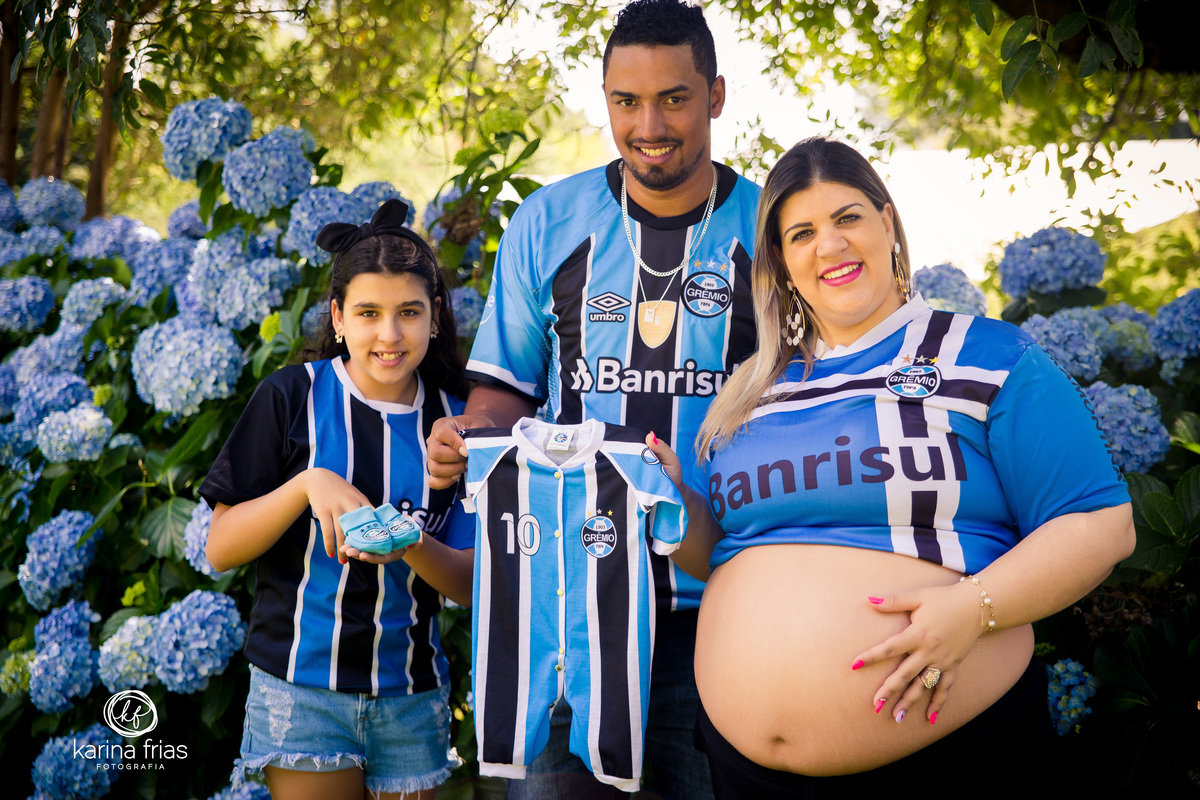 os pais gremistas fazem pose para as fotos do ensaio de gestante