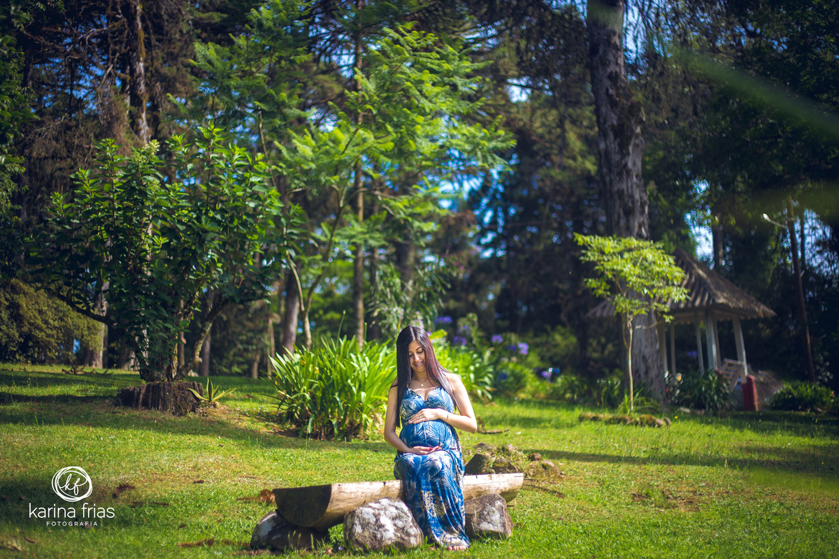 a gestante segura a barriga para o seu ensaio externo