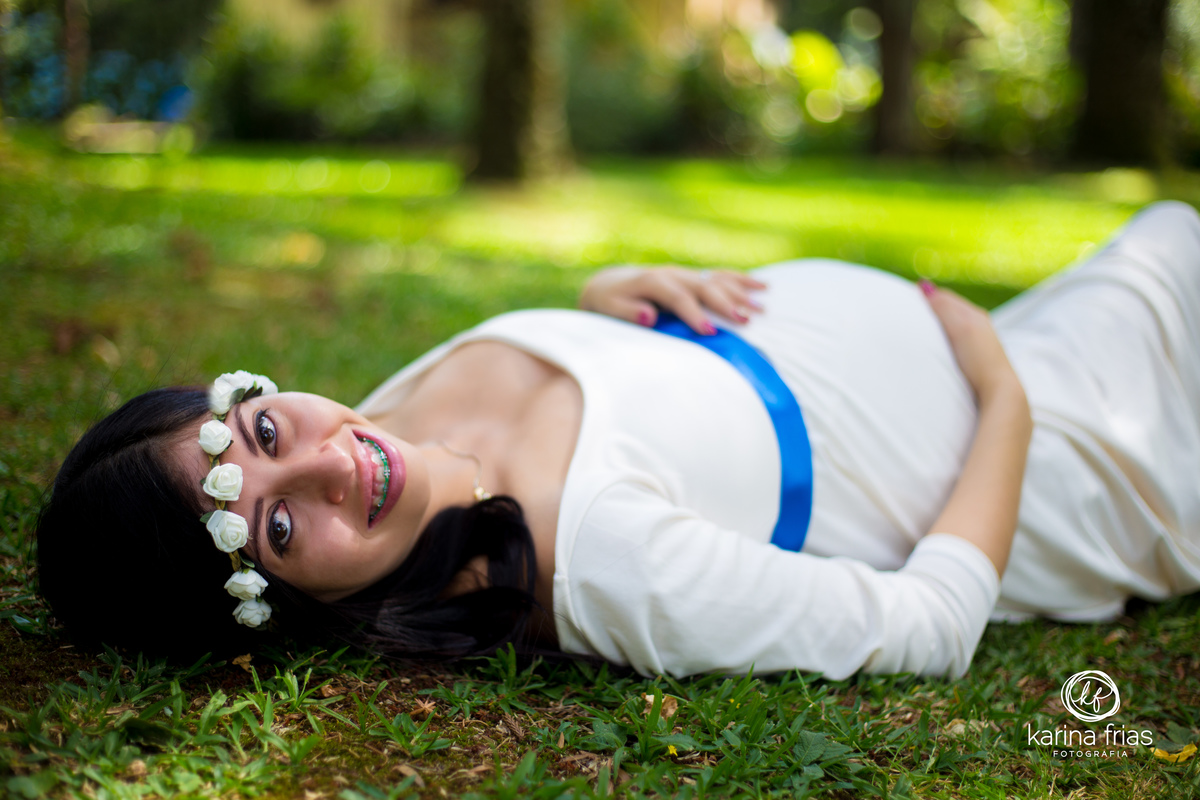 a gestante olha para a fotografa de familia, karina frias de caxias do sul-rs