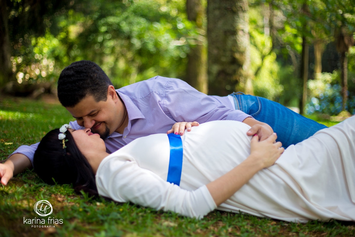 os pais estao em momento intimo para as fotos de gestante