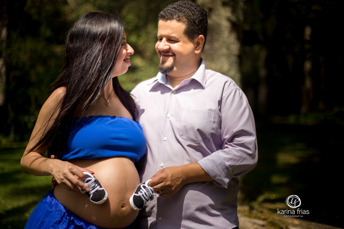 os modelos se olham em ensaio externo de gestante