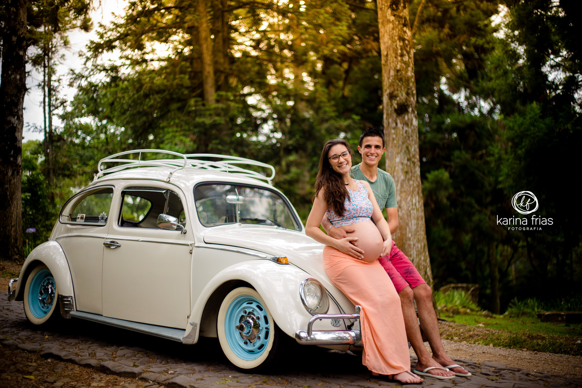 OS PAIS SE APOIAM NO FUSCA PARA AS FOTOS DE GESTANTE