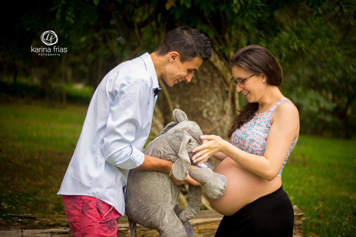 O PAI BRINCA COM O ELEFANTE NA BARRIGA DA MAE DURANTE O ENSAIO DE GESTANTE