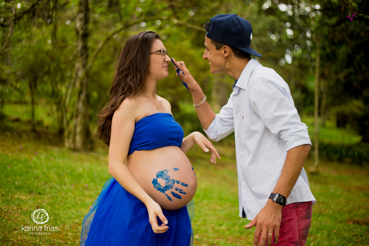 O PAI SUJA A MAE COM TINTA NO ENSAIO GESTANTE