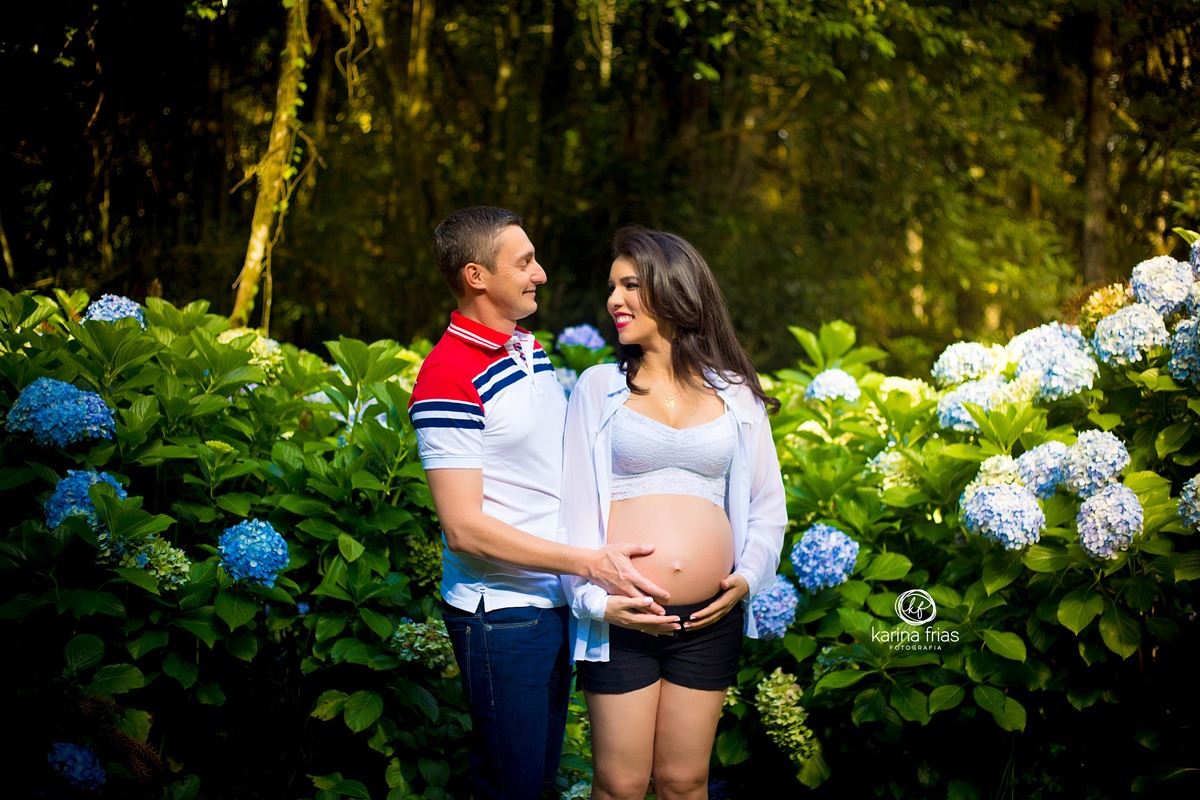 o marido olha a gestante nas fotos do seu ensaio