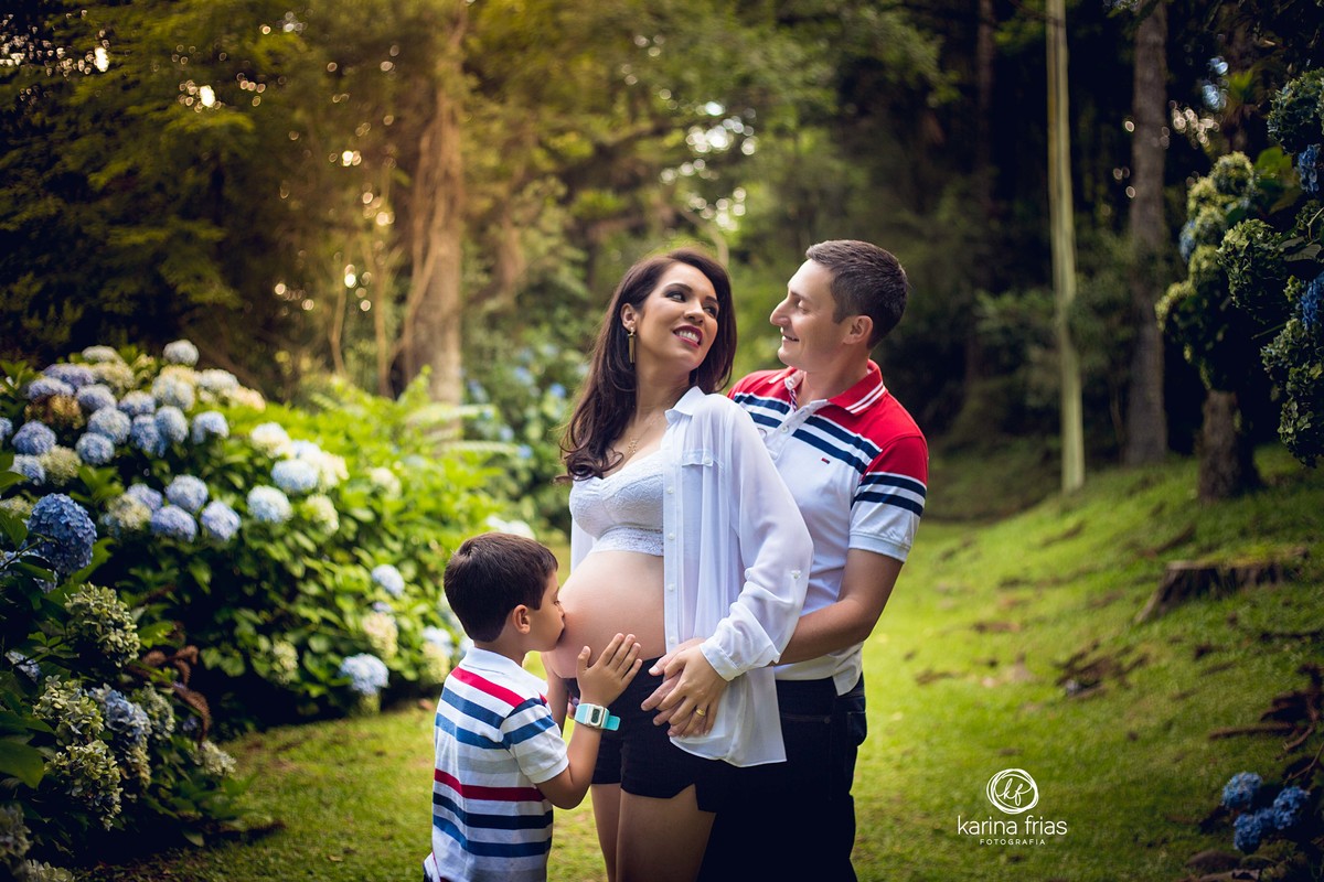 o filho beija a barriga da mãe no ensaio gestante